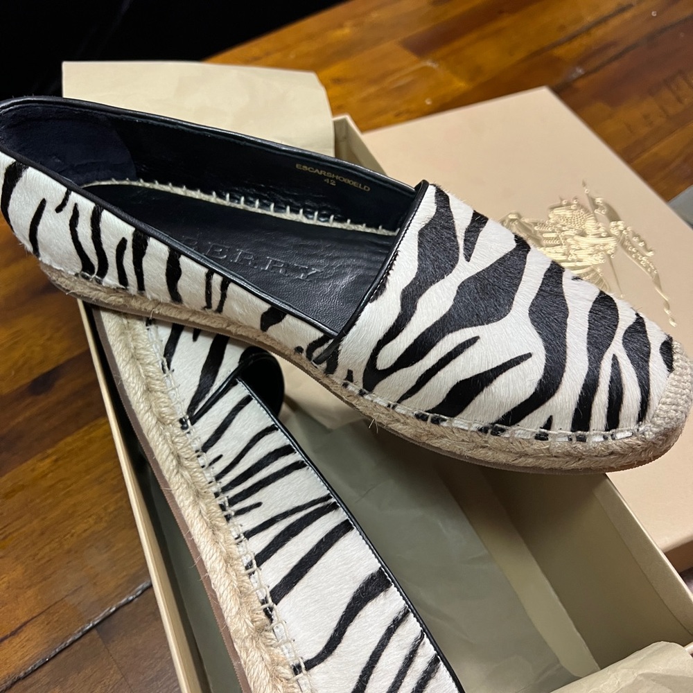 Womens Burberry shoes - Picture 3 of 5